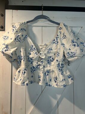 Band of the Free NWT Bow-Front Floral Crop Top in White and Blue Puff Sleeves L